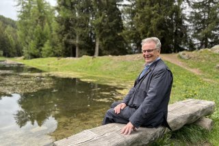 Marc-Antoine Micheloud devant le lac de Vernamiège, un lieu où il aime venir se ressourcer